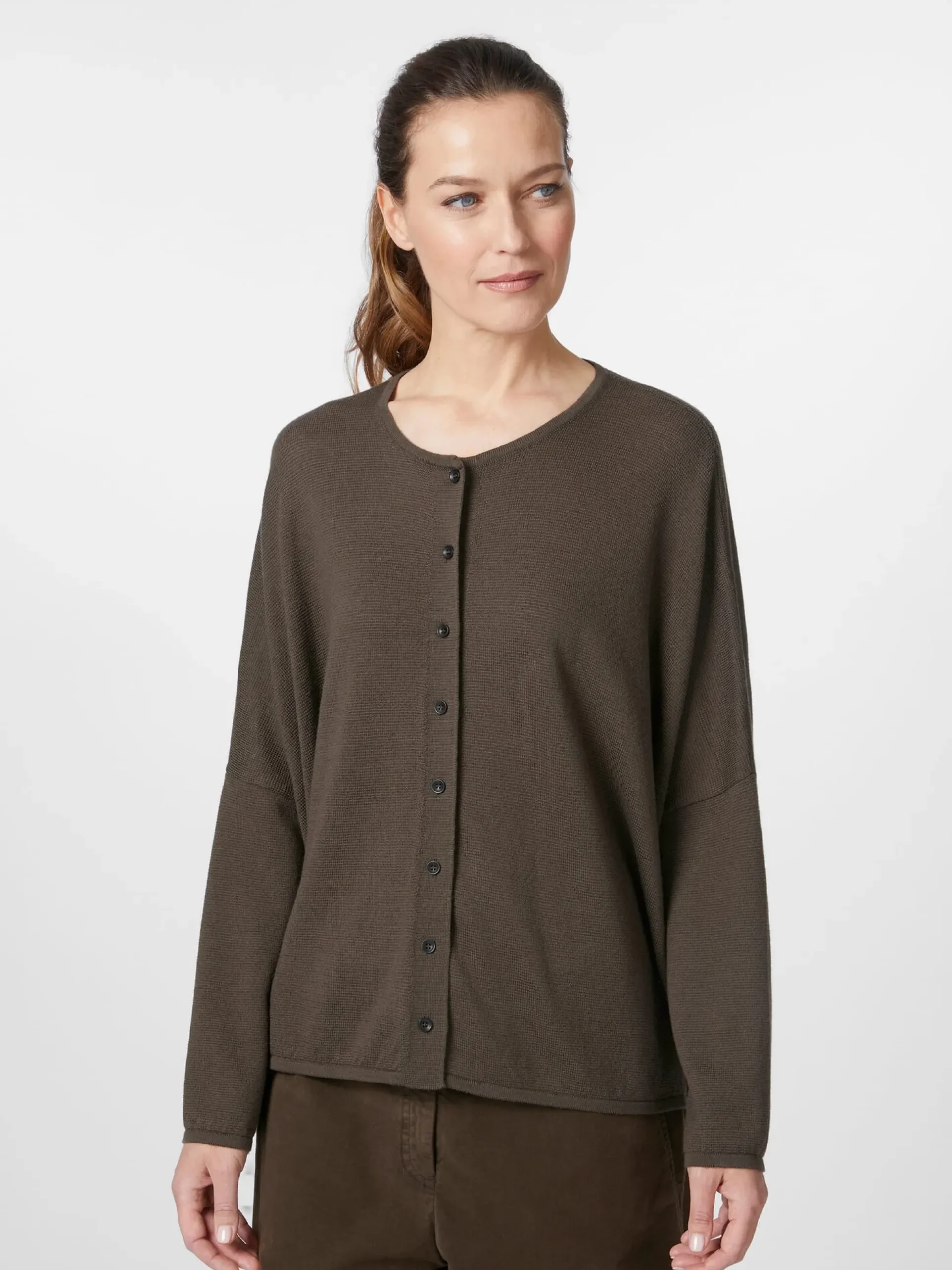 Damenstrickjacke geknöpft