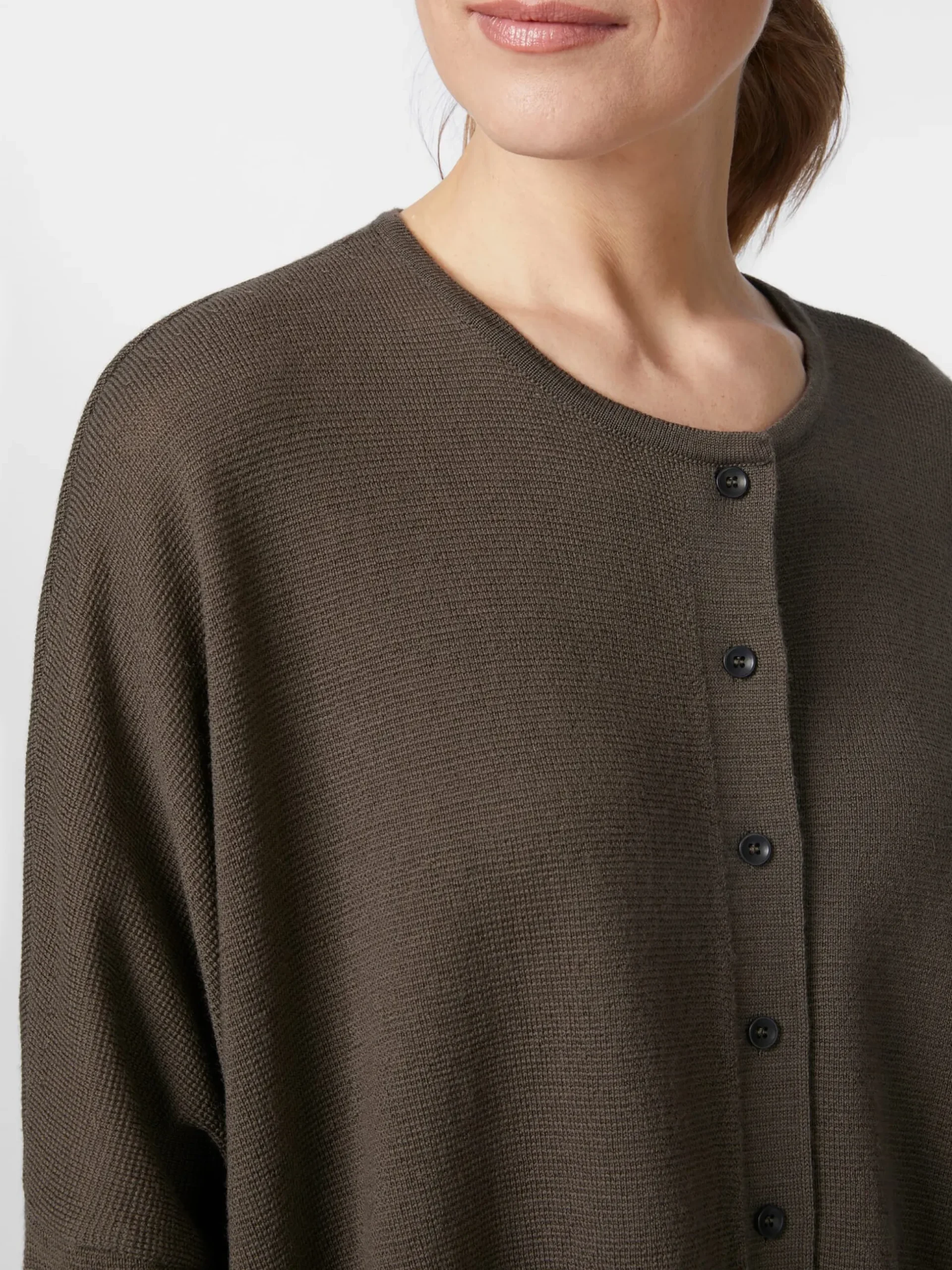 Damenstrickjacke geknöpft