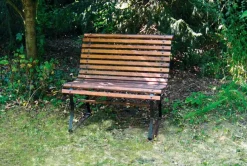 Kleine Gartenbank